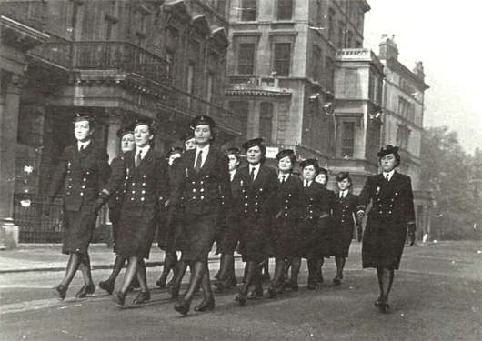 Défilé des femmes de la Marine en juin 1944