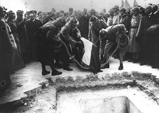 Le cercueil du soldat inconnu est déposé sous la voûte centrale de l'Arc de Triomphe