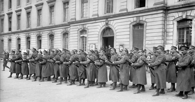 Soldats russes à La Pépinière [caserne parisienne, 1916] : [photographie de presse] / [Agence Rol]
