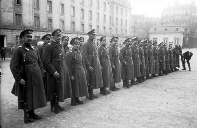 Soldats russes à La Pépinière [caserne parisienne, 1916] : [photographie de presse] / [Agence Rol]