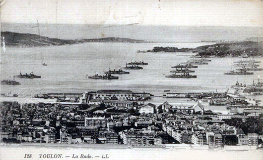 L'histoire de Toulon est intimement liée à son rôle militaire et naval (arsenal et port)