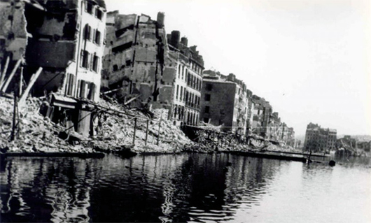 Après les bombardements italiens de 1940, Toulon et son port sont bombardés par les alliés en 1943 et 1944.